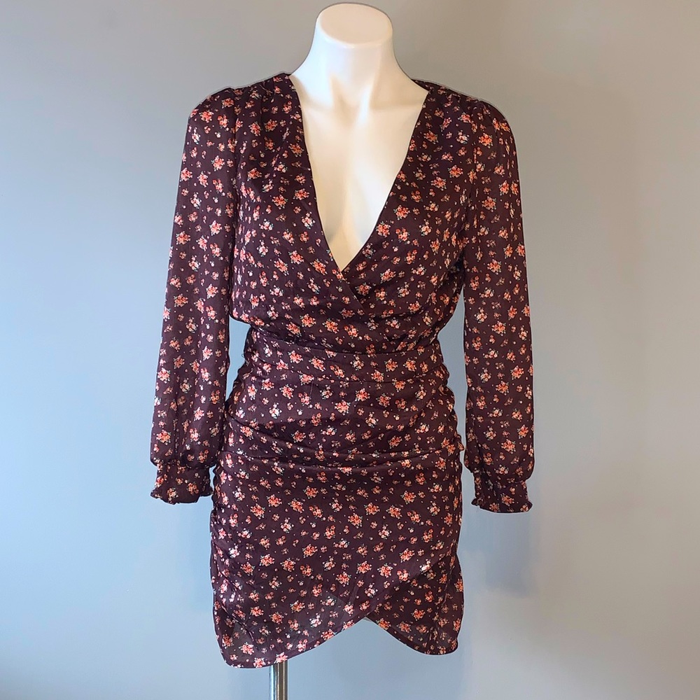 NSR SURPLICE LONG SLEEVE RUCHED DRESS IN BROWN FLORAL